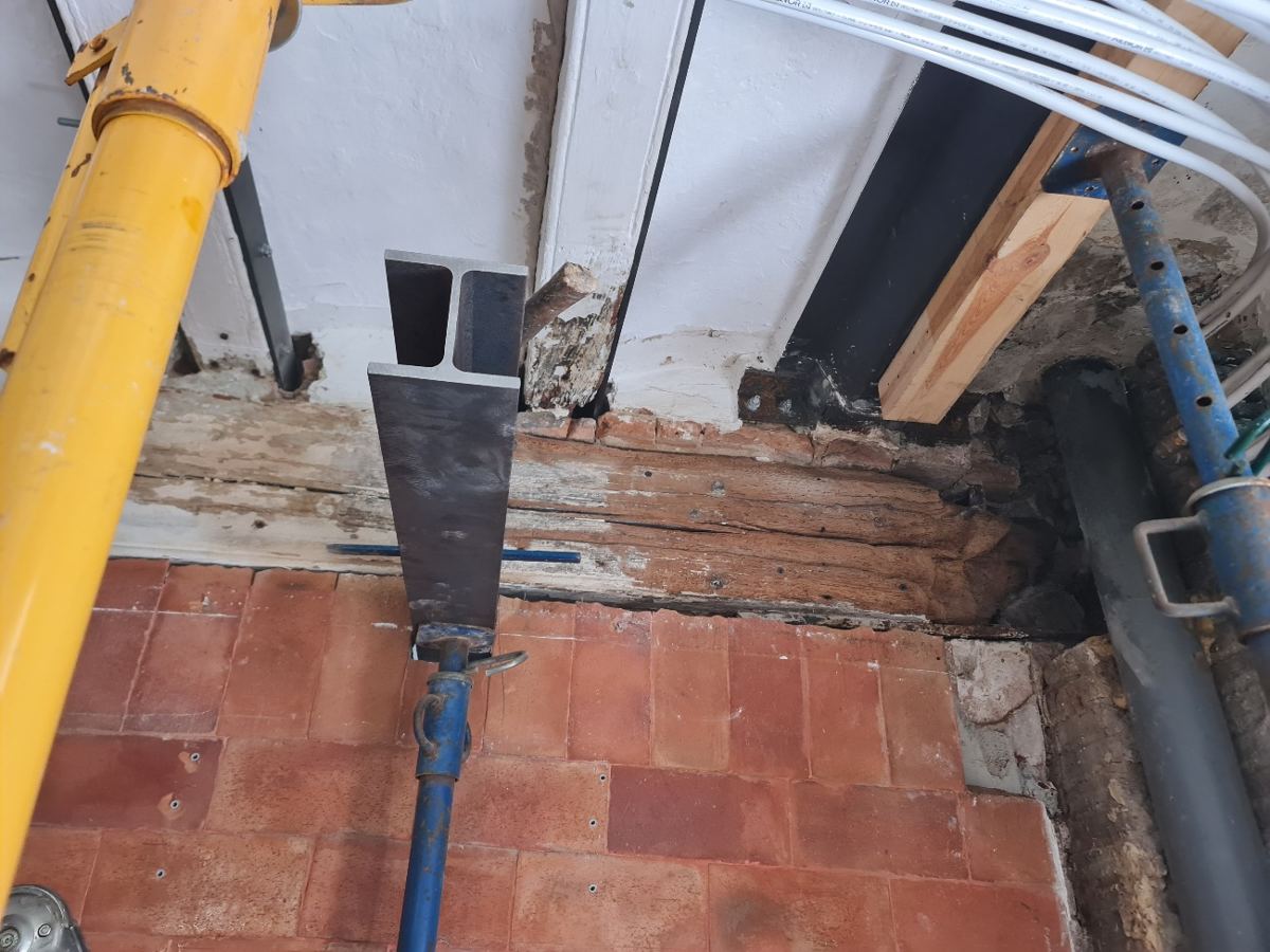 Degradación de la cabeza de la jácena y del pilar